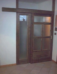 PORTA SCORREVOLE IN ABETE TINTA NOCE
